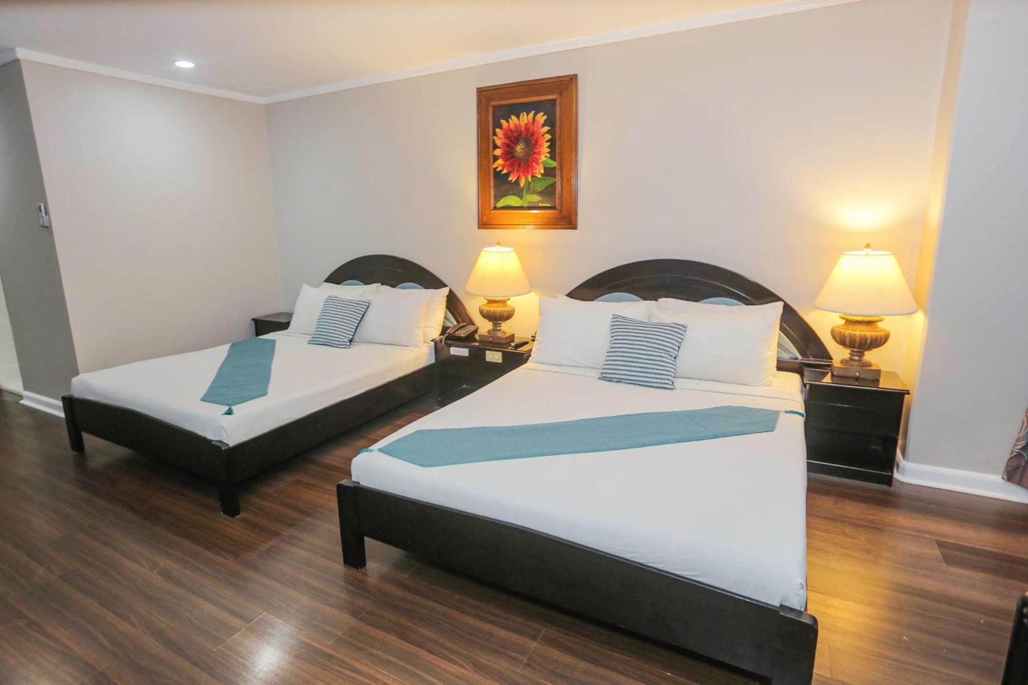 Holiday Plaza Hotel - Cebu Екстер'єр фото