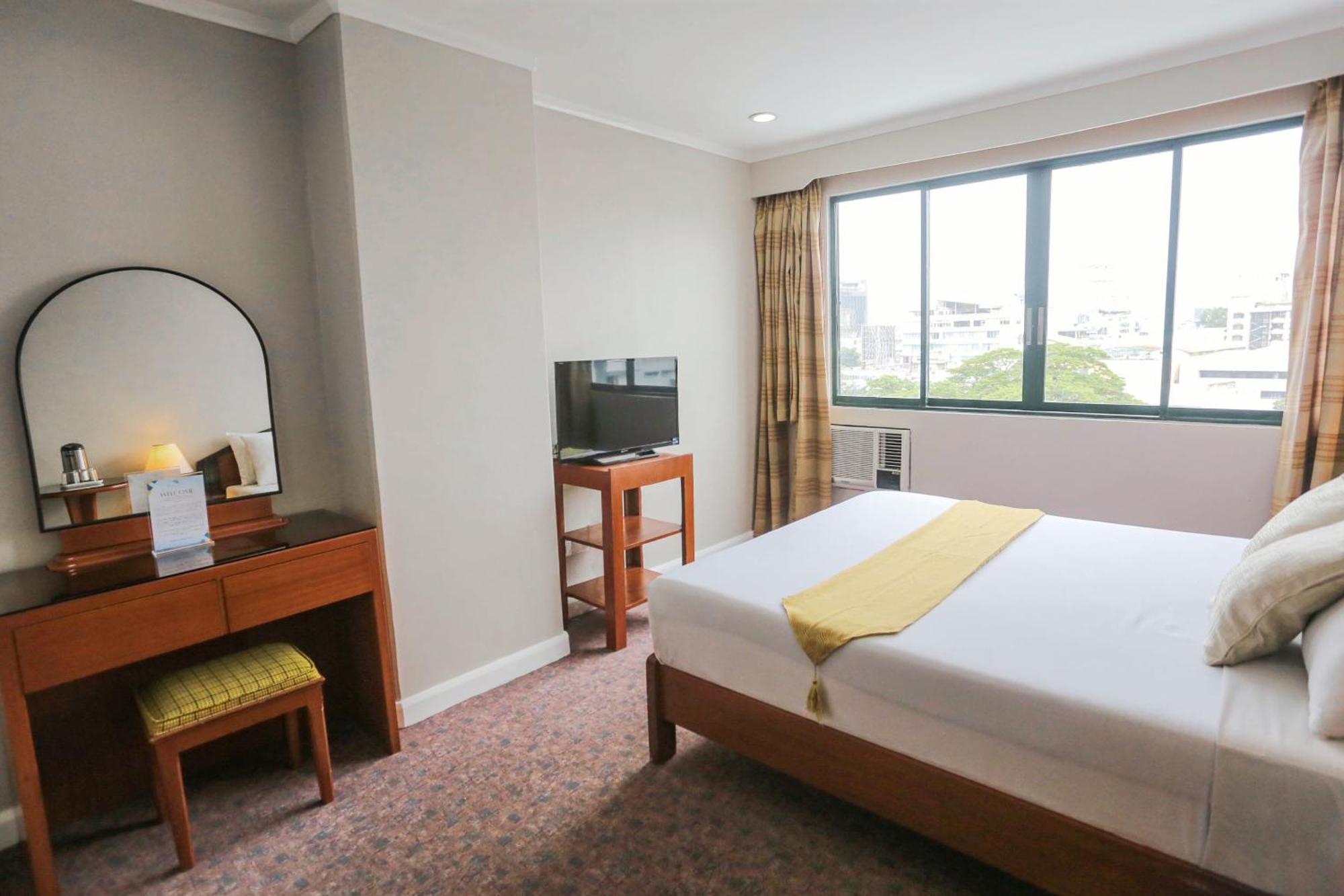 Holiday Plaza Hotel - Cebu Екстер'єр фото