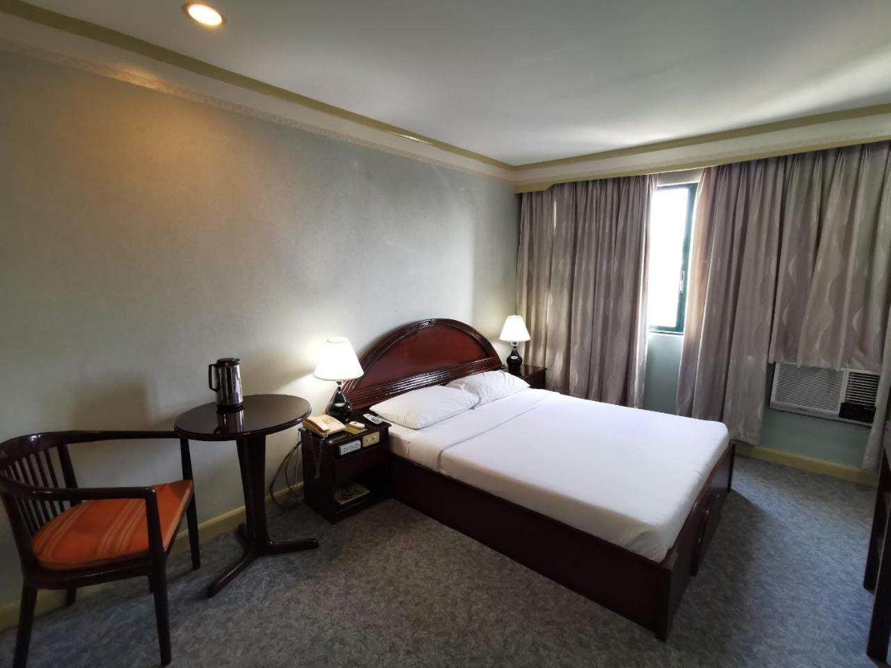 Holiday Plaza Hotel - Cebu Екстер'єр фото